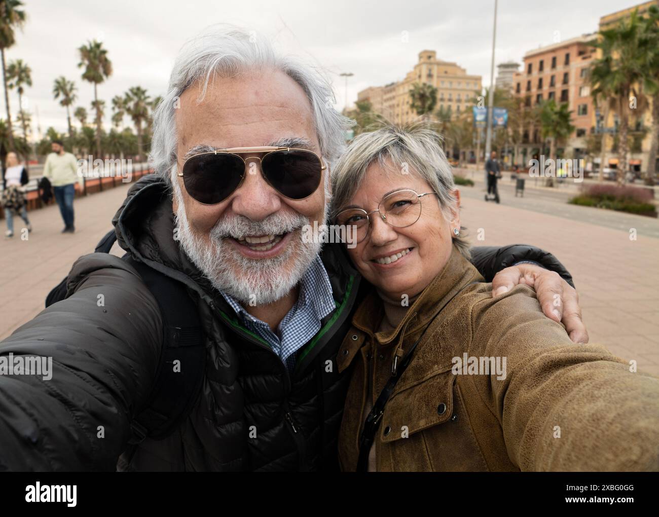 Selfie-Porträt eines heterosexuellen pensionierten Paares, das Spaß in einer Stadt hat. Ältere Leute im Urlaub Stockfoto