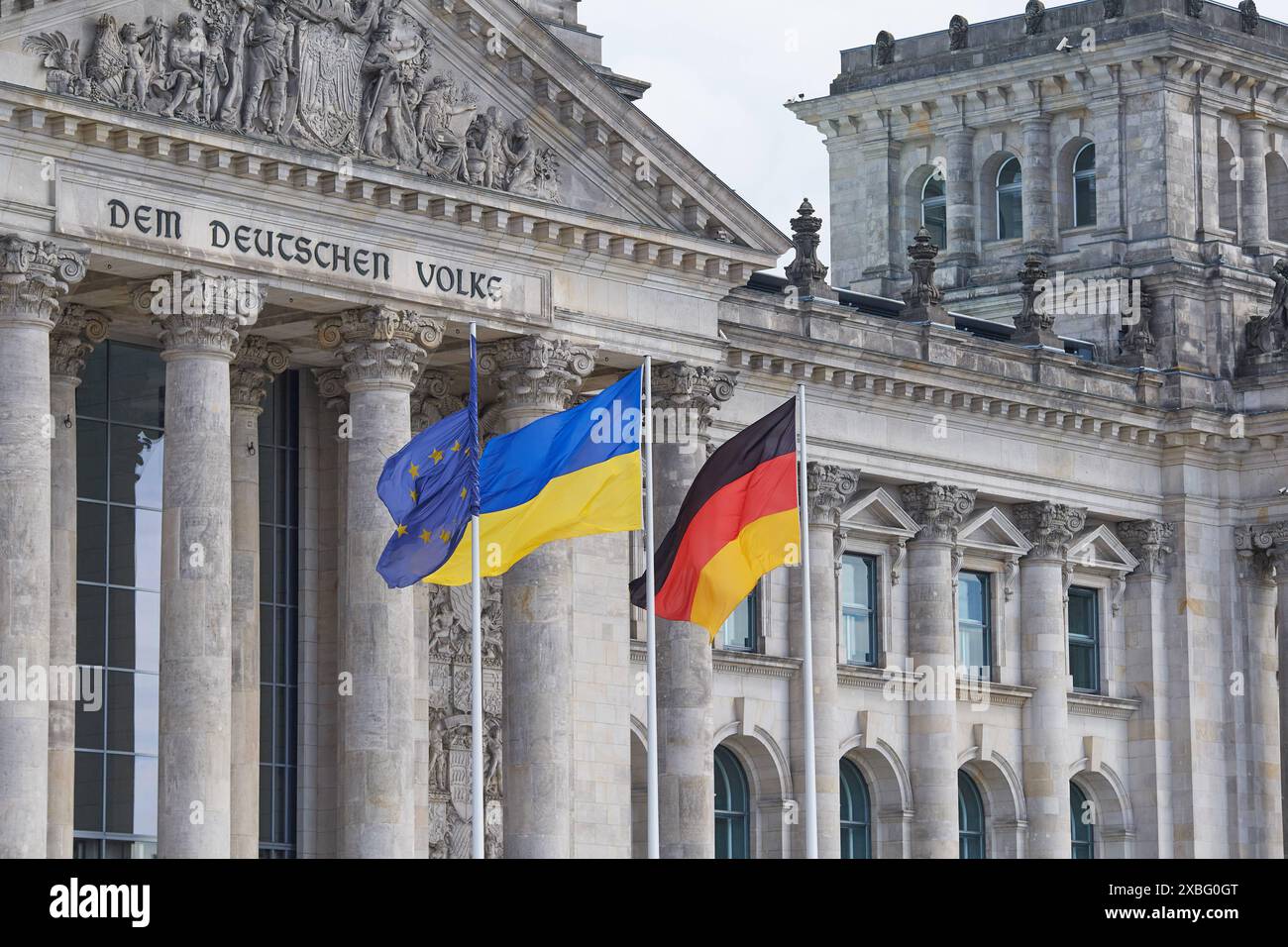 Vor dem Reichstagsgebaeude in Berlin wehen die Europafahne und die Nationalflaggen von Deutschland und der Ukraine Foto vom 11.06.2024. NUR REDAKTIONELLE VERWENDUNG *** die Europaflagge und die Nationalflaggen Deutschlands und der Ukraine fliegen vor dem Reichstagsgebäude in Berlin Foto vom 11 06 2024 REDAKTIONELLE VERWENDUNG Copyright: epd-bilod/ChristianxDitsch D24D0611SelenskyjBundestag152957 20240612 Stockfoto