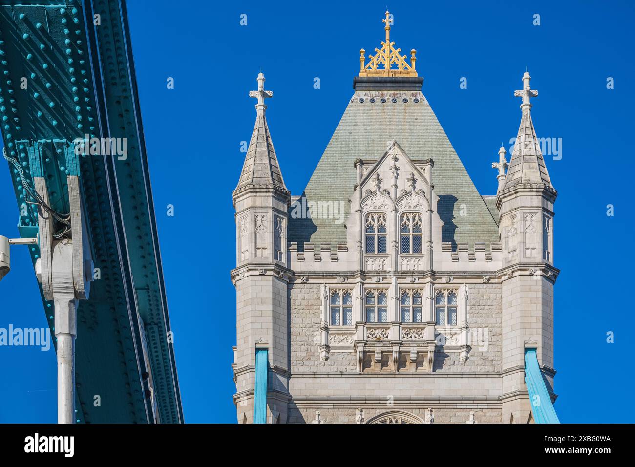 Nahaufnahme der Tower Bridge (Südturm) in London vor einem wolkenlosen Himmel Stockfoto