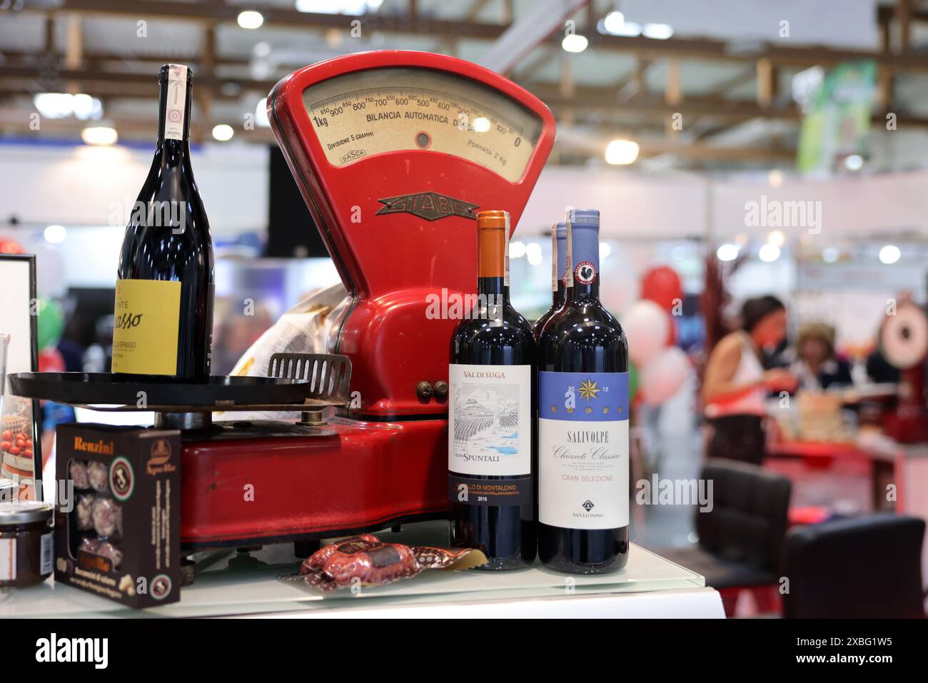 Krakau, Polen - 5. November 2021: Flaschen mit italienischem Wein und alter Ladenwaage auf der Enoexpo und Gastrofood - Fachmesse für Essen und Getränke für Catering Stockfoto