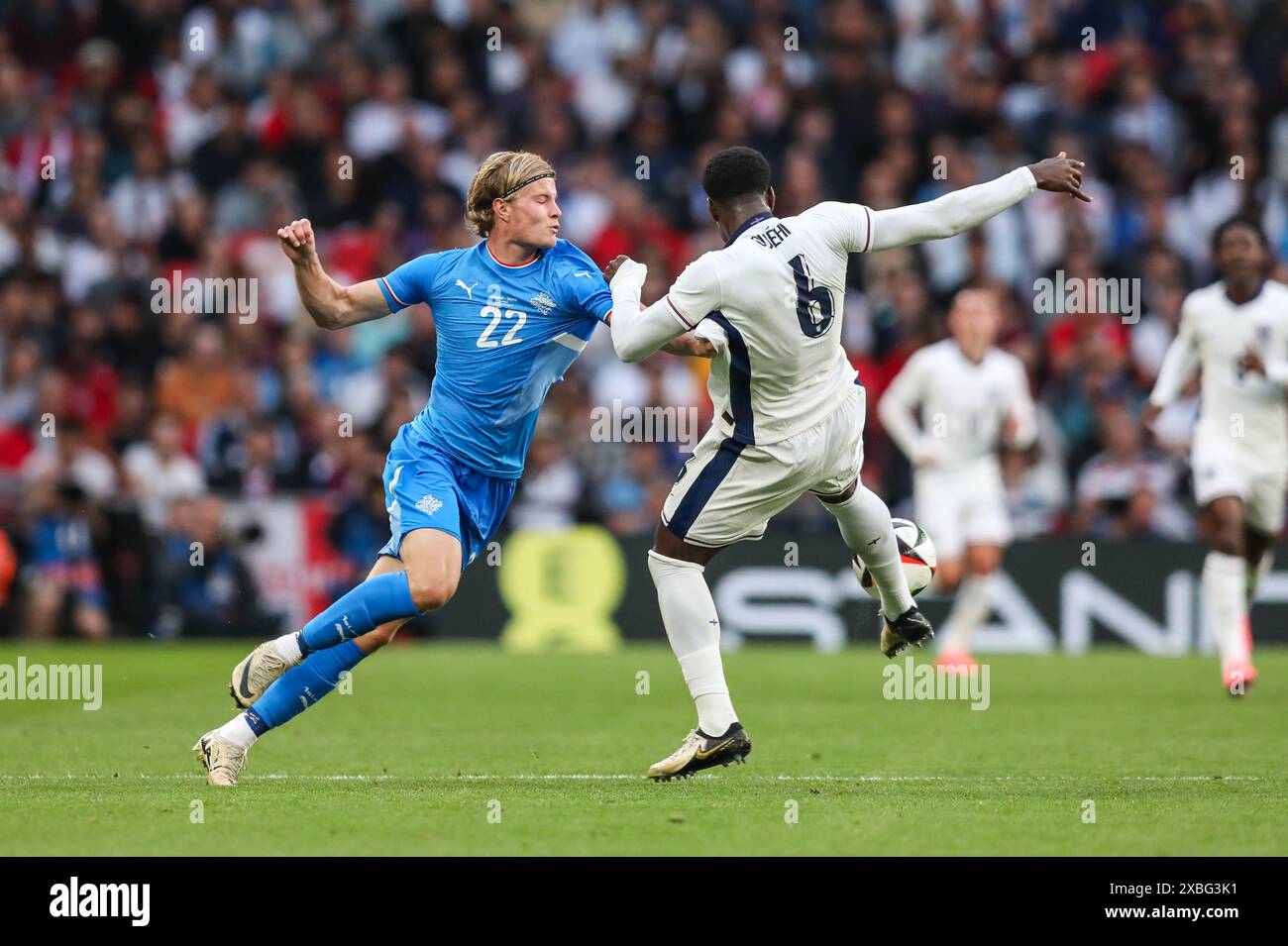 Marc Guehl aus England Andri Gudjohnsen aus Island- England gegen Island, International Friendly, Wembley Stadium, London, UK - 7. Juni 2024 nur zur redaktionellen Verwendung Stockfoto