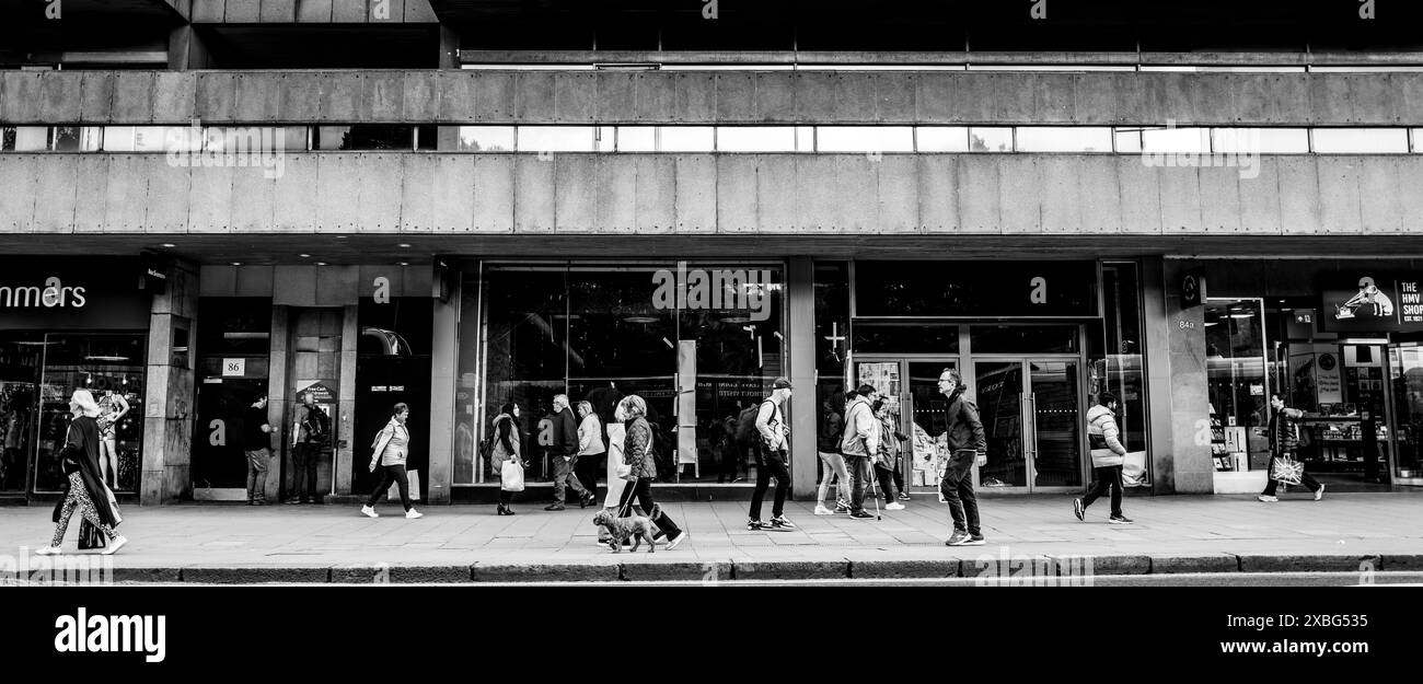 Fußgänger in der Princes Street, Edinburgh, Schottland Stockfoto