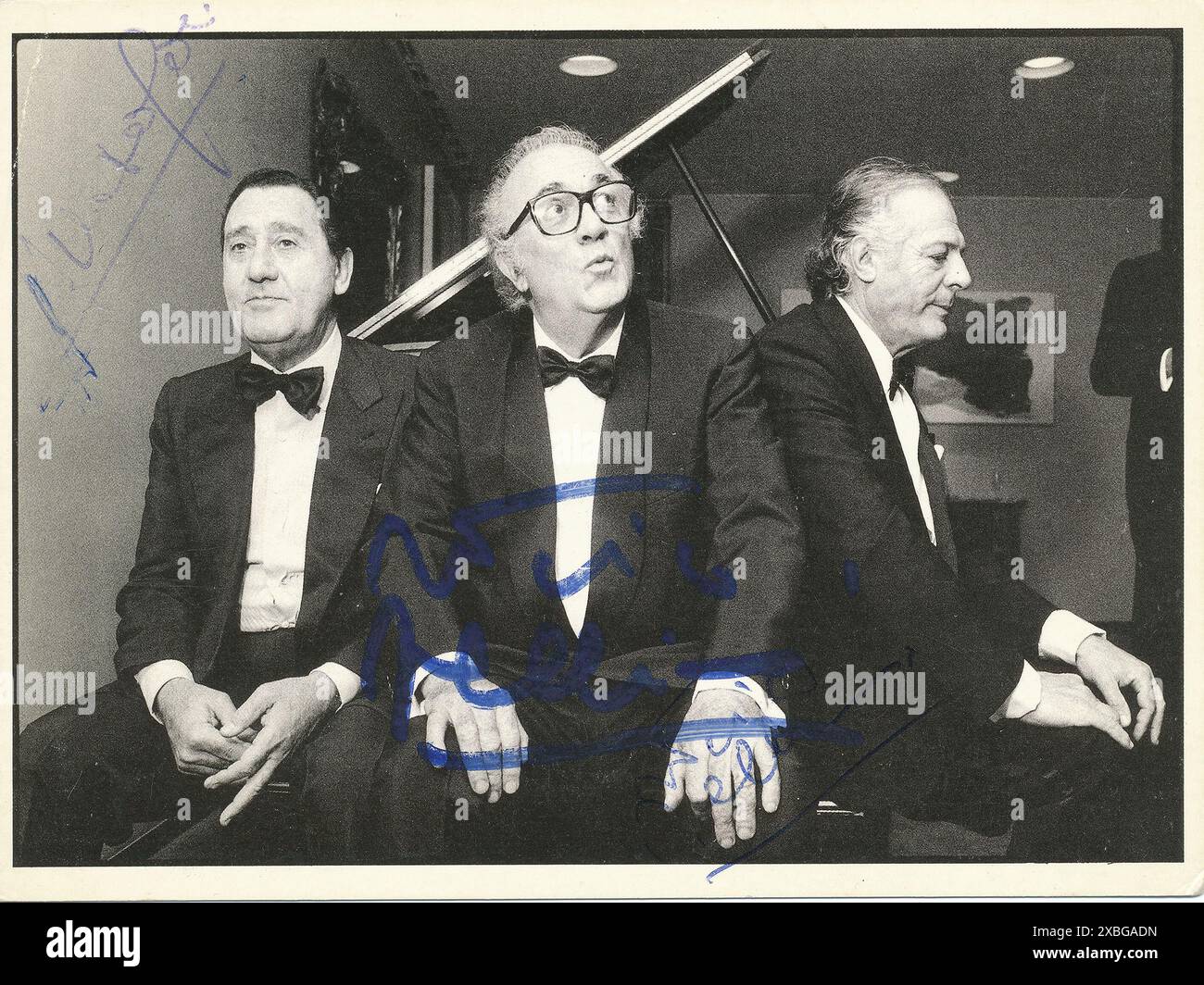 VON LINKS NACH RECHTS: ALBERTO SORDI, FEDERICO FELLINI, MARCELLO MASTROIANNI (DIE ERSTEN BEIDEN SIGNIERTEN DAS FOTO). UNBEKANNTER AUTOR Stockfoto