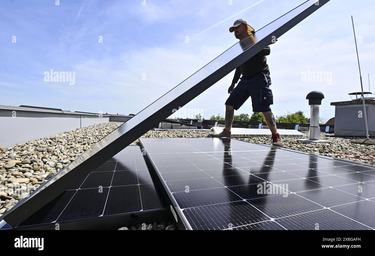 THEMENBILD - Projekt 'Bild der Zukunft': Illustration zu den Themen 'Photovoltaik-Anlage / PV-Anlage / Photovoltaik-Module / Solarpaneele / Solarenergie / Energie / Strom'. Im Bild: Der Bau einer Photovoltaikanlage am Montag, 06. Mai 2024, in Purbach am Neusiedler See, Österreich. - 20240506 PD29524 Stockfoto