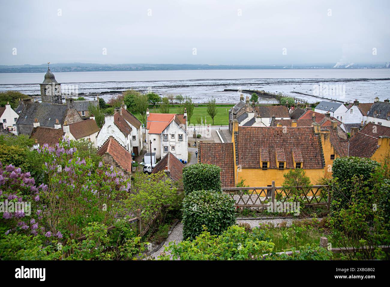 Fotografie eines Dorfes in Schottland; alt; Großbritannien; Culross; Straße; Fassade; Gebäude; Mauer; alte Gasse; historisch; Stadt; alt; Retro; Outlander Stockfoto