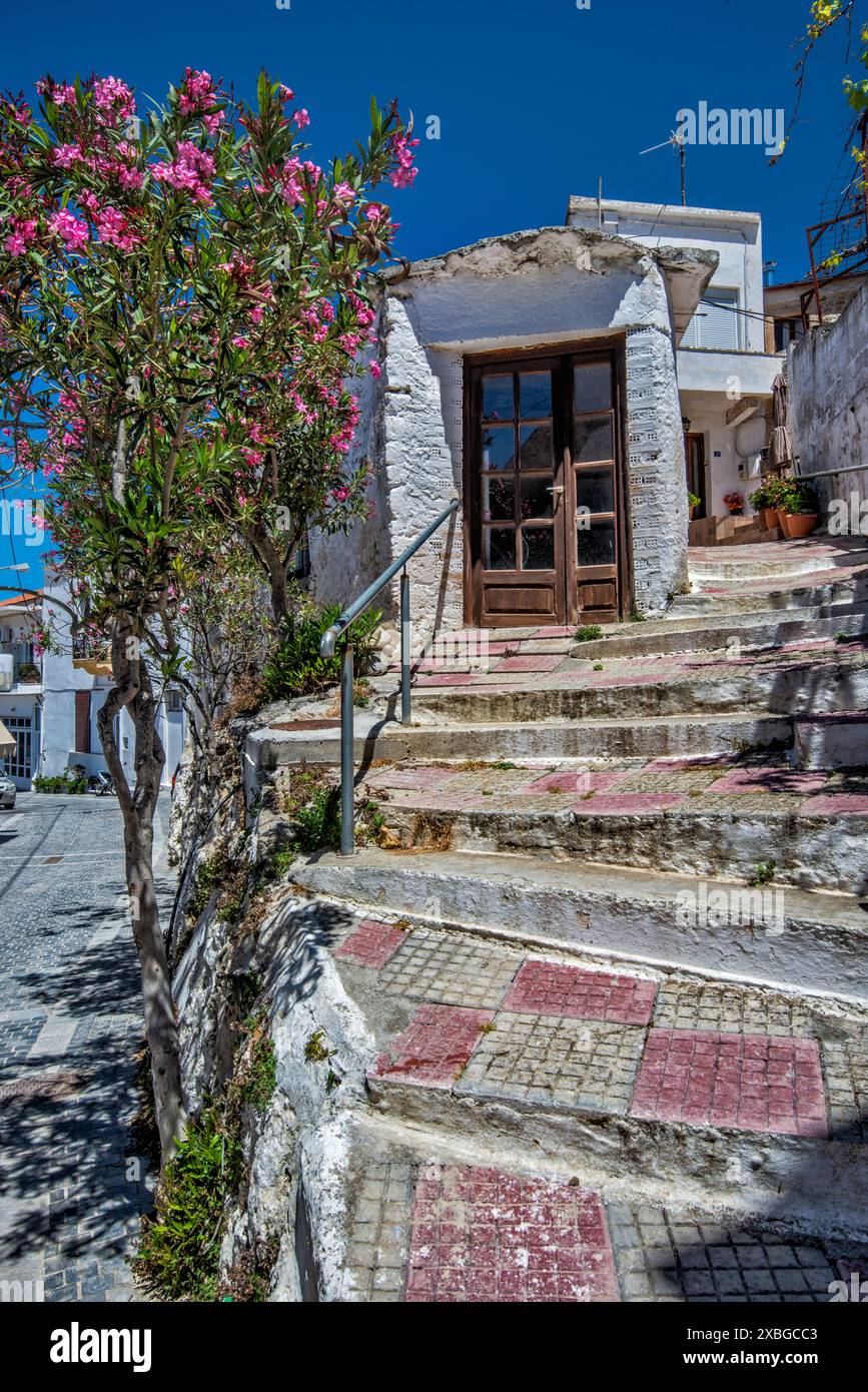 Treppe zu Häusern in Agios Myronas, Dorf in der Nähe von Heraklion, in der Nähe von Livada Plateau, Psiloritis Geopark, Zentralkreta, Griechenland Stockfoto