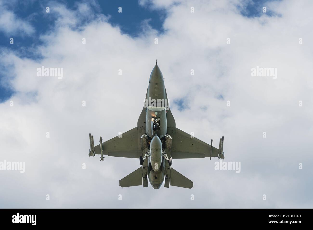 Bewaffnete F-16 kämpfende Falken nähern sich der Landung auf der Ramstein Air Base während der NATO-Übung am 6. Juni 2024 Stockfoto