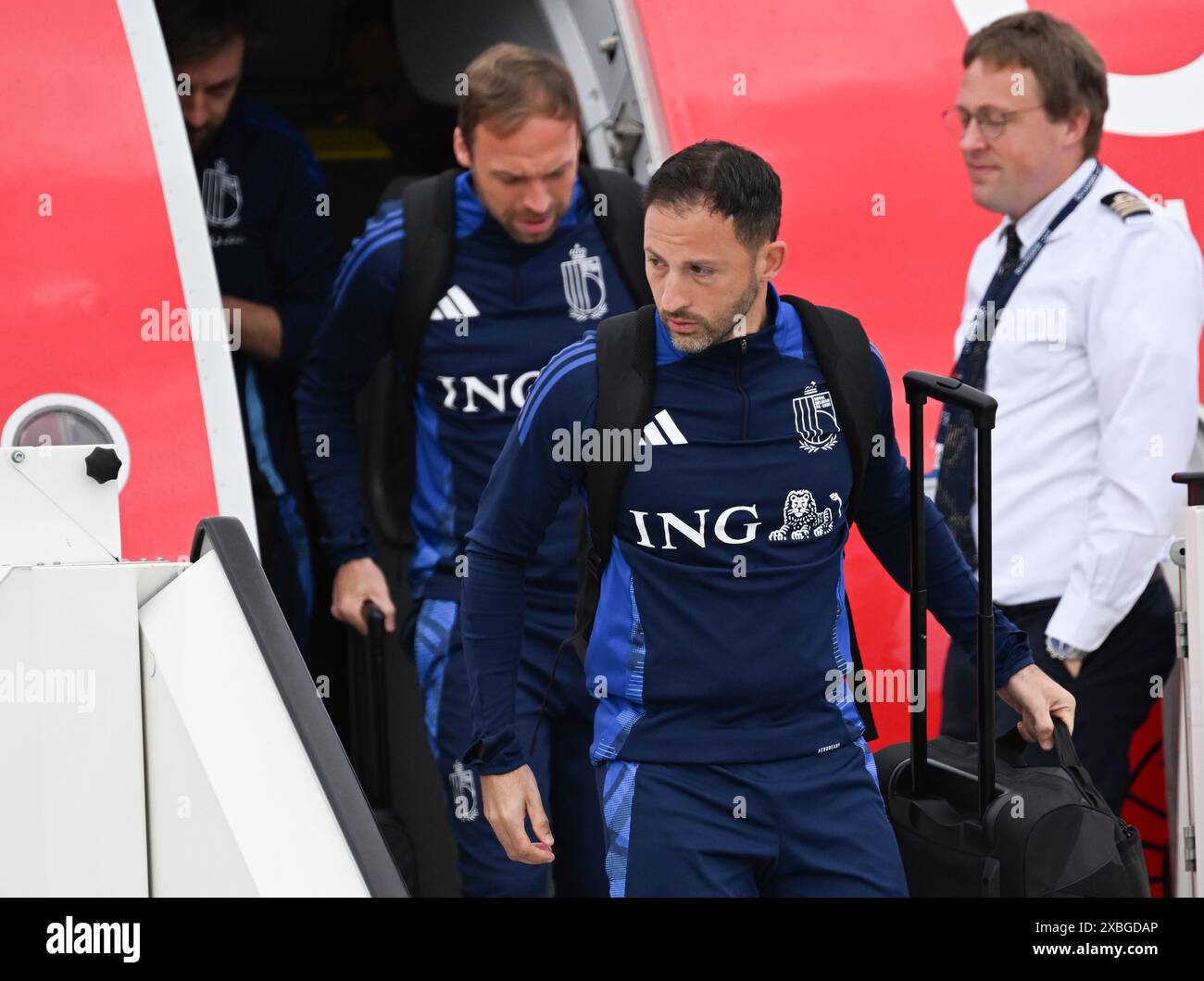 Stuttgart, Deutschland. Juni 2024. Fußball: Europameisterschaft, Gruppe D, Belgien, Ankunft am Flughafen: Belgiens Cheftrainer Domenico Tedesco verlässt das Flugzeug bei Ankunft in Stuttgart. Links: Co-Trainer Andreas Hinkel. Quelle: Bernd Weißbrod/dpa/Alamy Live News Stockfoto