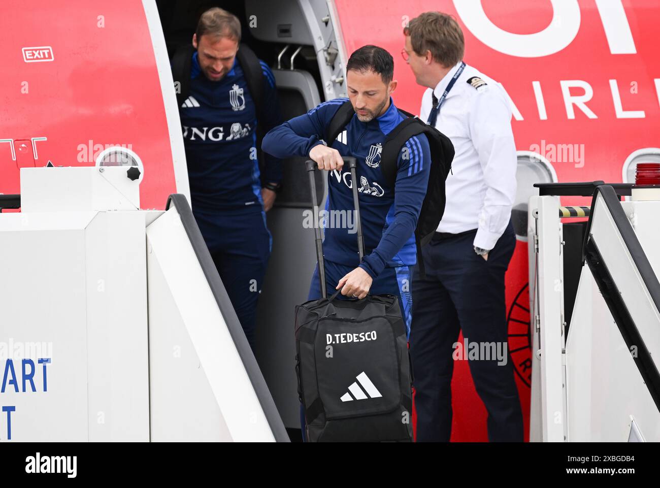 Stuttgart, Deutschland. Juni 2024. Fußball: Europameisterschaft, Gruppe D, Belgien, Ankunft am Flughafen: Belgiens Cheftrainer Domenico Tedesco verlässt das Flugzeug bei Ankunft in Stuttgart. Links: Co-Trainer Andreas Hinkel. Quelle: Bernd Weißbrod/dpa/Alamy Live News Stockfoto