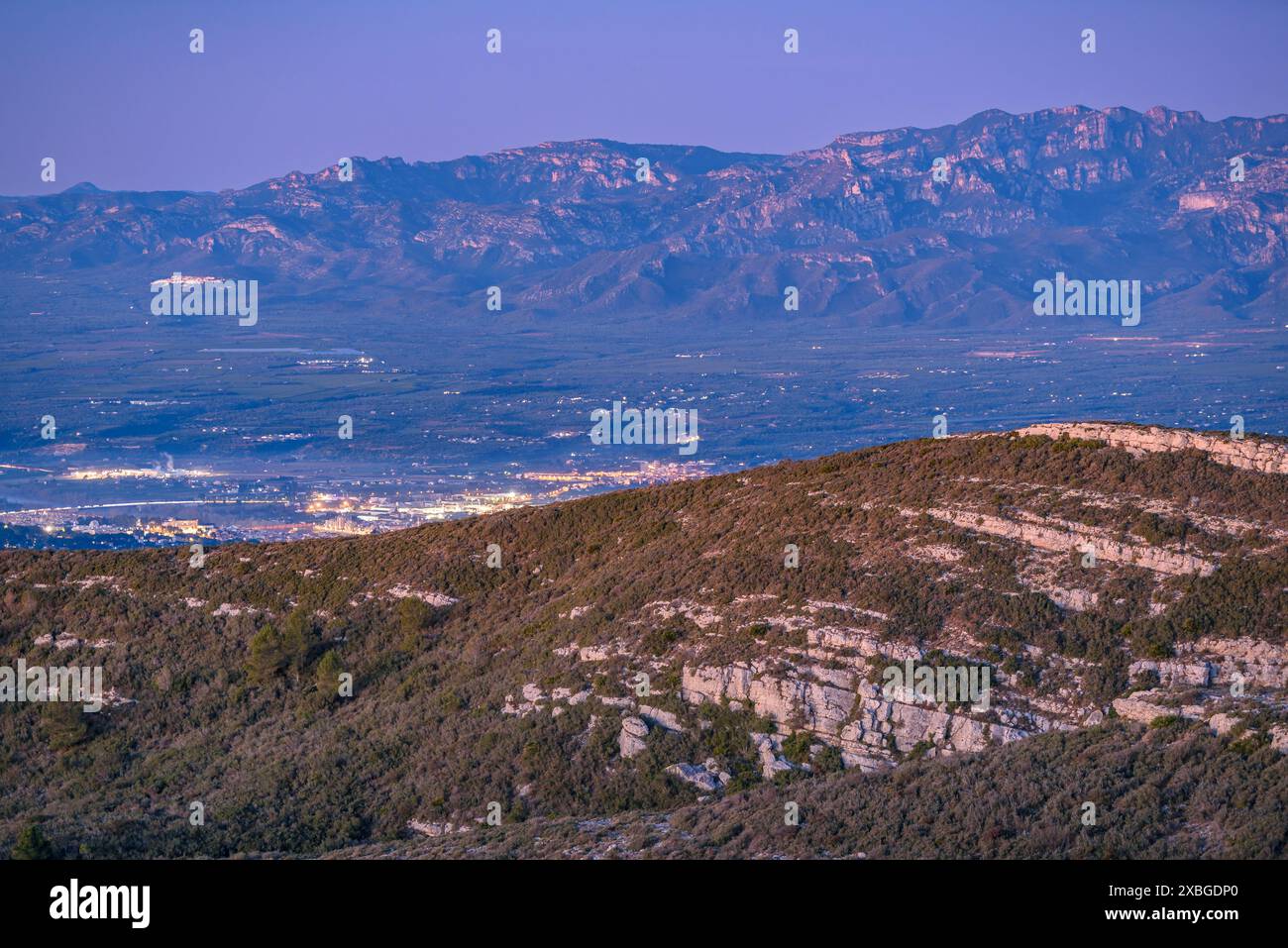 ELS Ports - Los Puertos Berg, vom Windpark Baix Ebre aus gesehen - Tortosa (Tarragona, Katalonien, Spanien) ESP: Montaña de Els Ports - Los Puertos Stockfoto