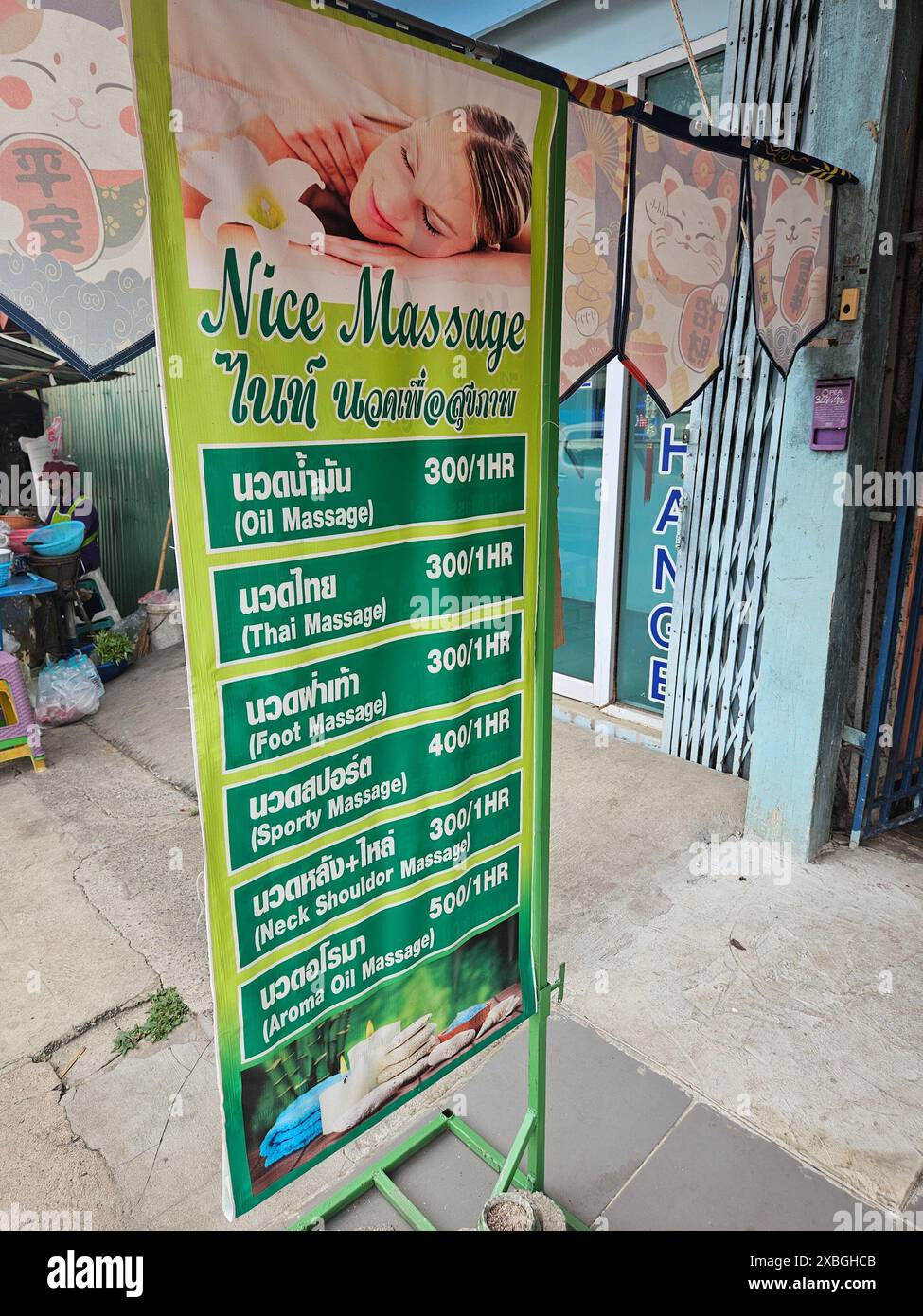 UDON THANI, THAILAND - 12. JUNI: : Schöne Massage in Udon Thani Thailand mit traditionellen thailändischen Massagen und anderen Massagen in der Nähe der touristischen Schule Stockfoto