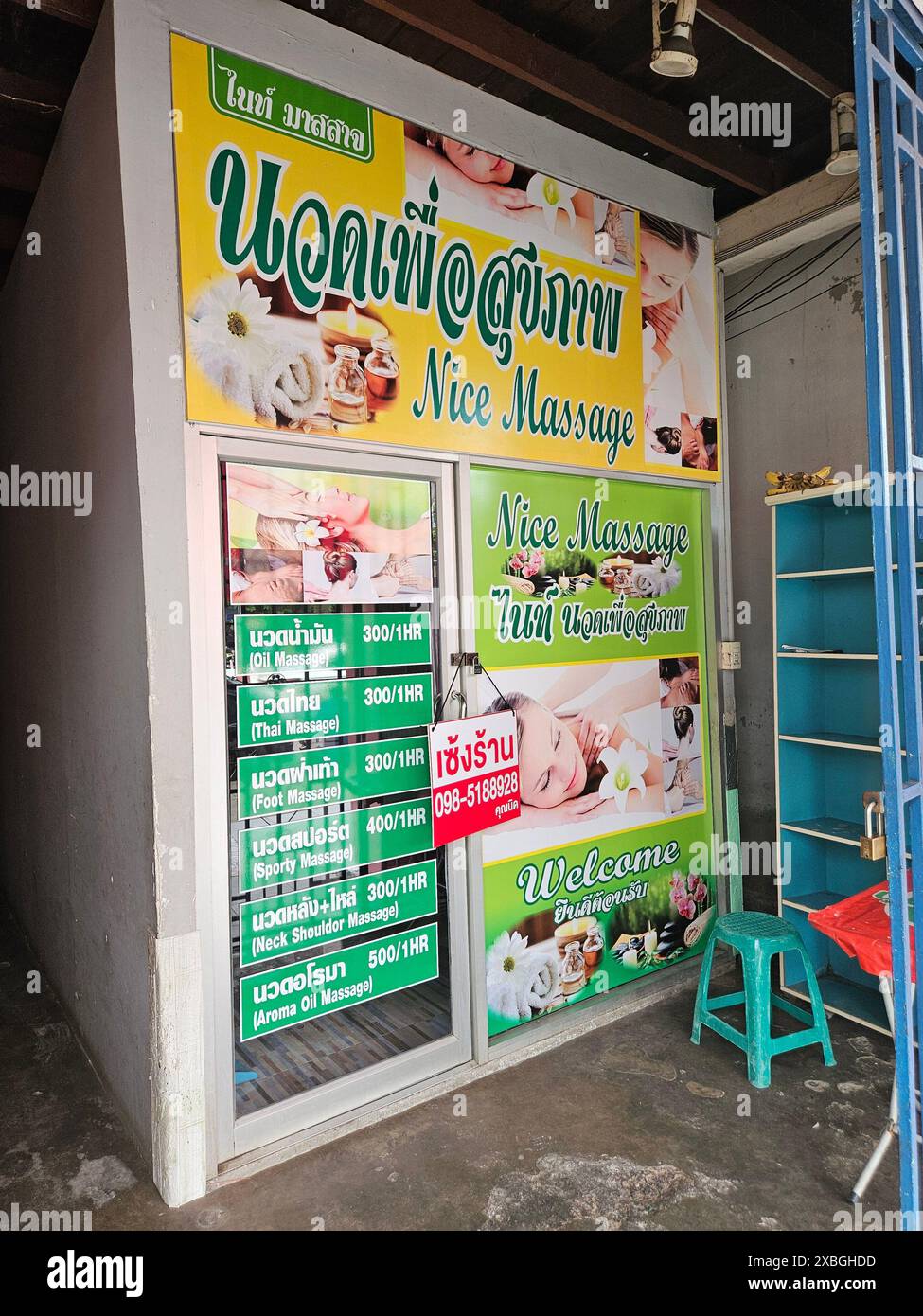 UDON THANI, THAILAND - 12. JUNI: : Schöne Massage in Udon Thani Thailand mit traditionellen thailändischen Massagen und anderen Massagen in der Nähe der touristischen Schule Stockfoto