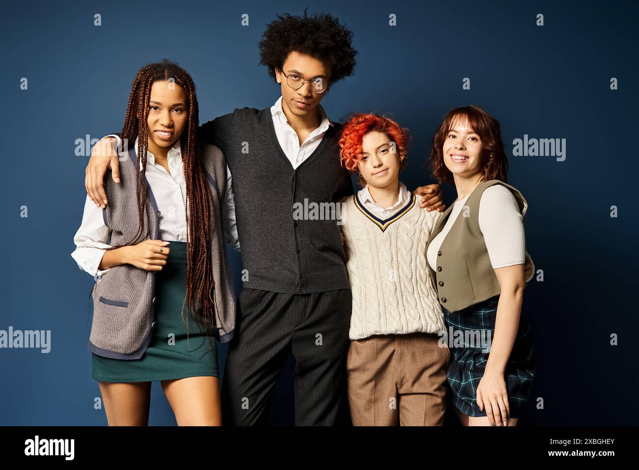 Multikulturelle Freunde, einschließlich nicht-binärer Personen, stehen zusammen in stilvoller Kleidung auf dunkelblauem Hintergrund. Stockfoto