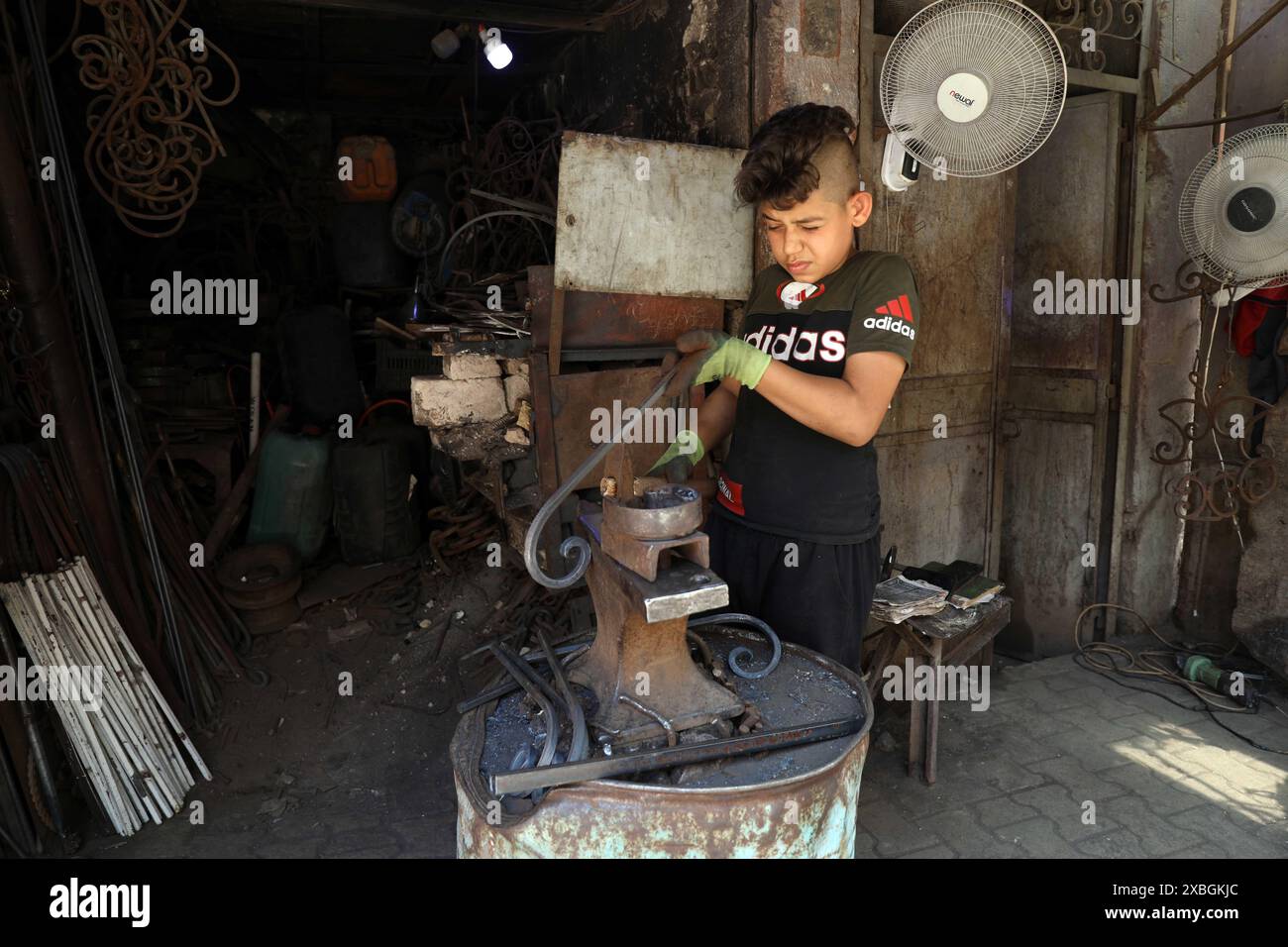 Bagdad, Irak. Juni 2024. Sajjjad, 14, arbeitet am 8. Juni 2024 in einer Schmiede in Bagdad, Irak. ZU „Feature: Irak kämpft, um Kinderarbeit nach Jahrzehnten von Kriegen, Konflikten einzudämmen“ Credit: Khalil Dawood/Xinhua/Alamy Live News Stockfoto