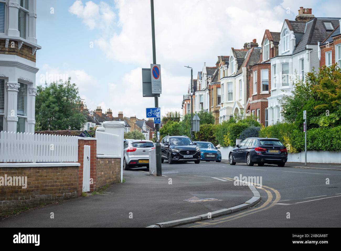 LONDON – 6. JUNI 2024: LONDON – 3. JUNI 2024: Große Familienhäuser in Wimbledon, wohlhabendes Wohngebiet von SW19 im Südwesten Londons Stockfoto