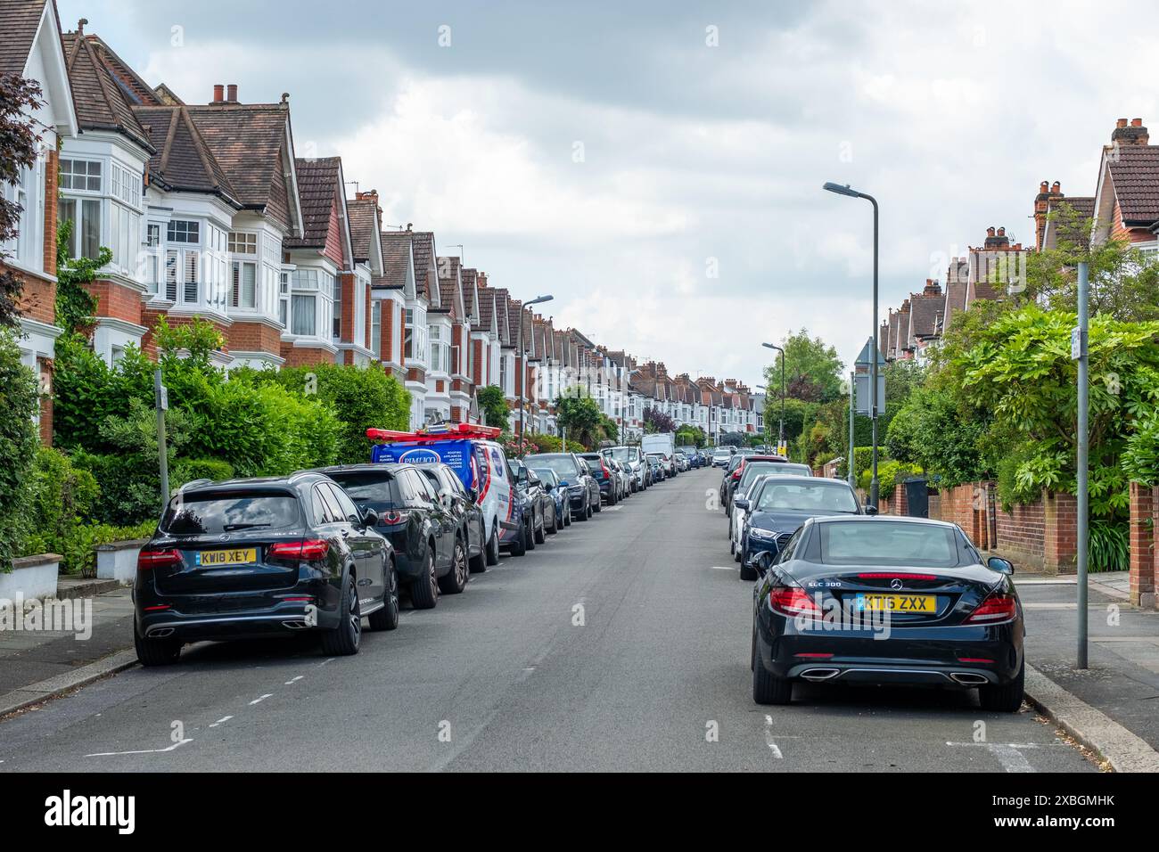 LONDON – 6. JUNI 2024: LONDON – 3. JUNI 2024: Große Familienhäuser in Wimbledon, wohlhabendes Wohngebiet von SW19 im Südwesten Londons Stockfoto