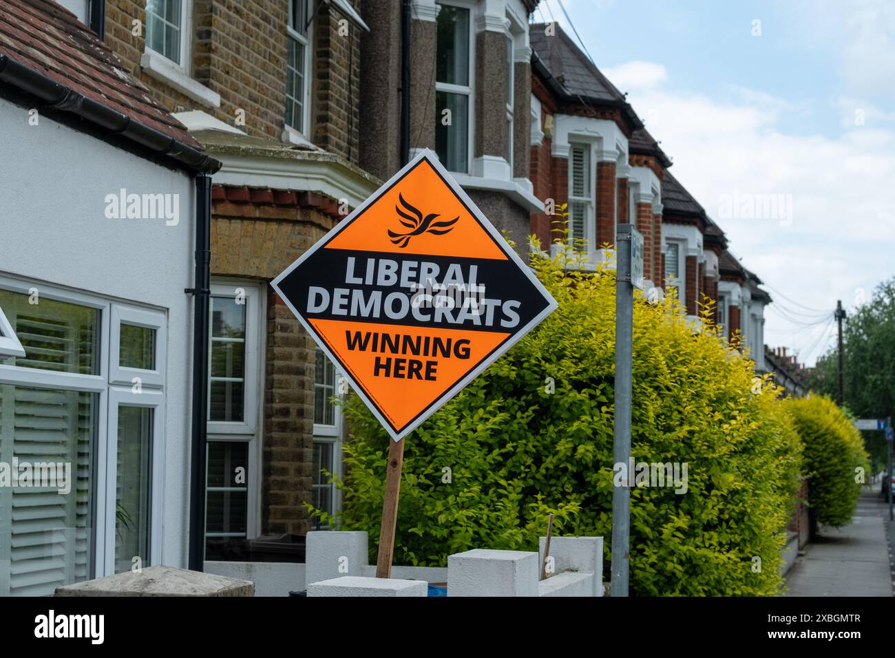 LONDON, 6. JUNI 2024: Beschilderung der Liberaldemokraten auf der Wohnstraße in Wimbledon, SW19 Stockfoto