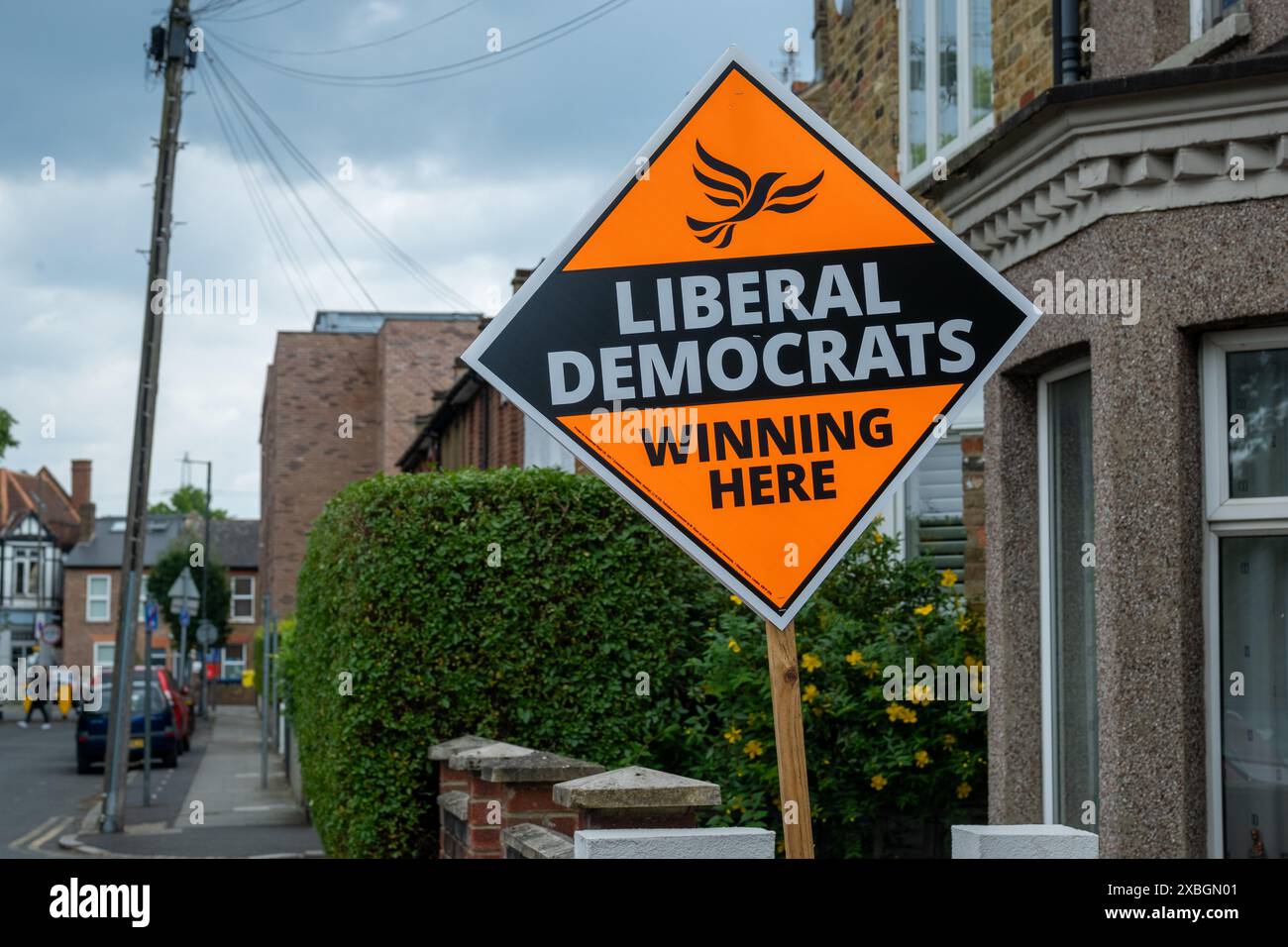 LONDON, 6. JUNI 2024: Beschilderung der Liberaldemokraten auf der Wohnstraße in Wimbledon, SW19. Britische politische Partei Stockfoto