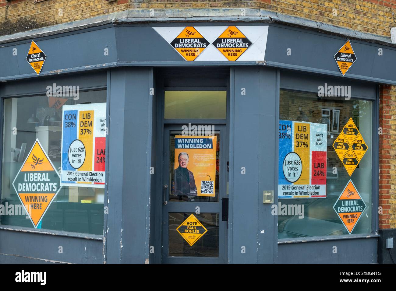 LONDON, 6. JUNI 2024: High Street-Gebäude mit Werbung für die Partei der Liberaldemokraten in Wimbledon. SW19 Südwest London Stockfoto