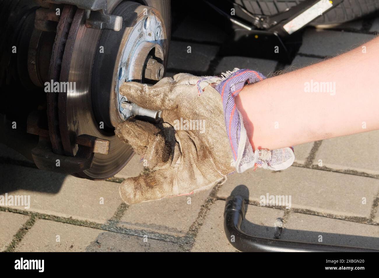 Radauswuchten oder Autoreifen reparieren und wechseln. Kfz-Reparatur- und Servicekonzept. Stockfoto
