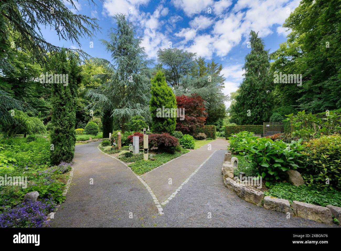 Modernes Bestattungsgartenkonzept in köln auf dem historischen Melatener Friedhof Stockfoto