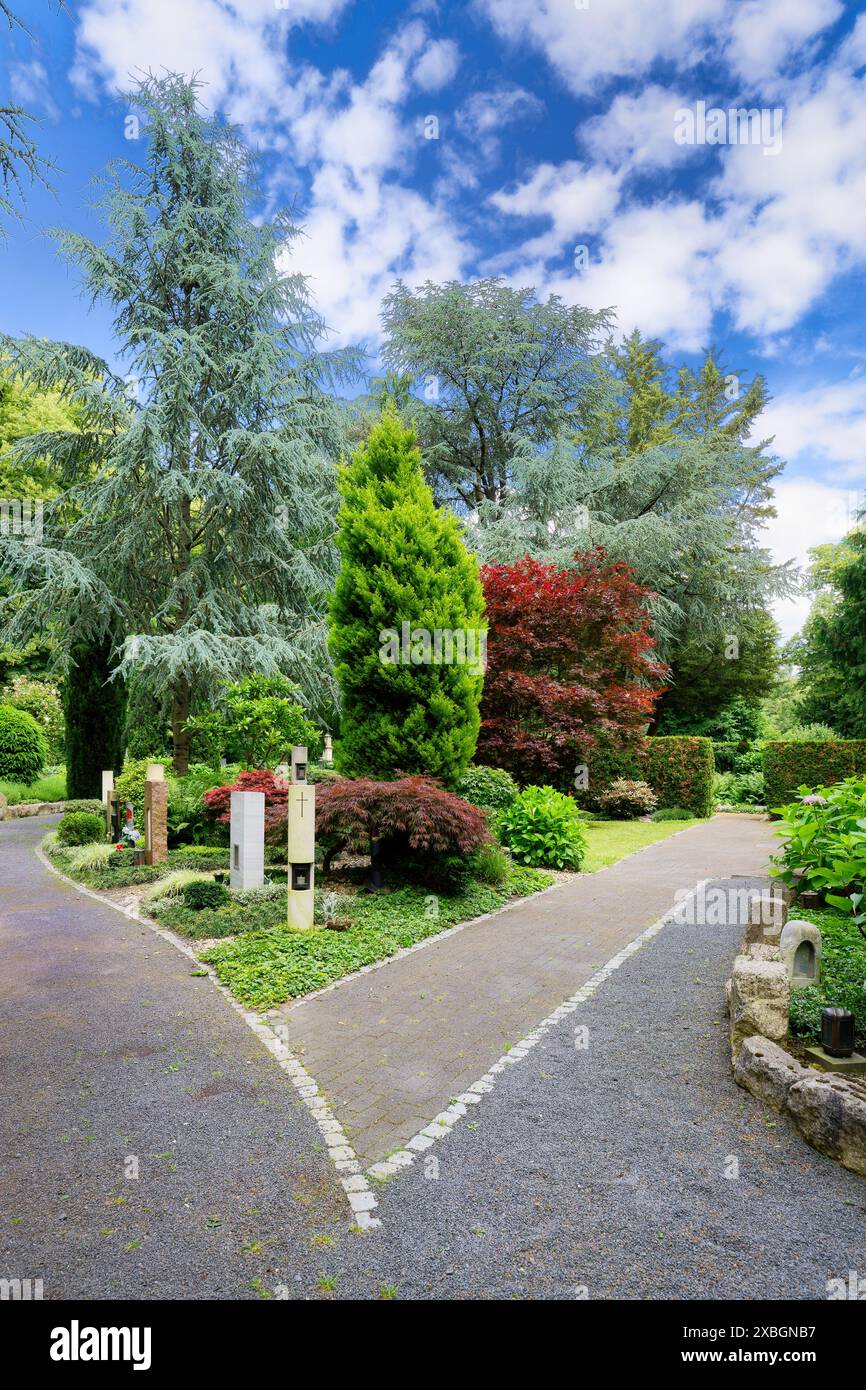 Modernes Bestattungsgartenkonzept in köln auf dem historischen Melatener Friedhof Stockfoto