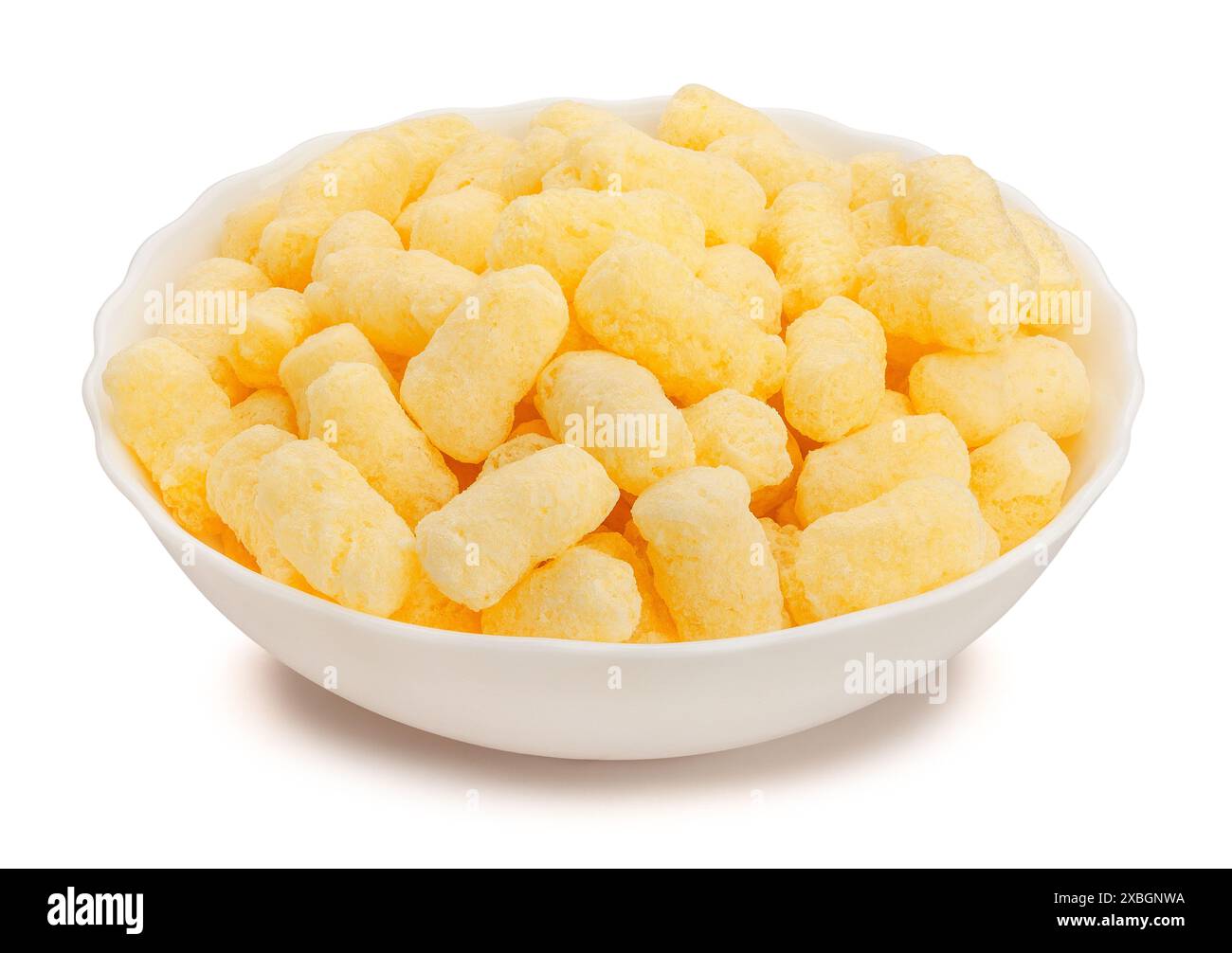 Maisstäbchen, Schüsselpfad isoliert auf weiß Stockfoto
