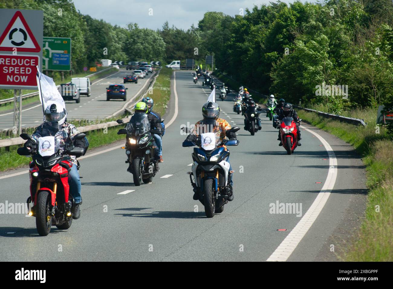 Motorräder im Konvoi auf der Gedenkfahrt für den Hairy Biker Dave Myers im Juni 2024. Stockfoto