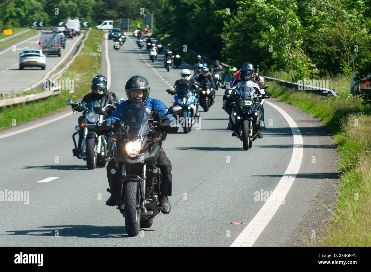 Motorräder im Konvoi auf der Gedenkfahrt für den Hairy Biker Dave Myers im Juni 2024. Stockfoto