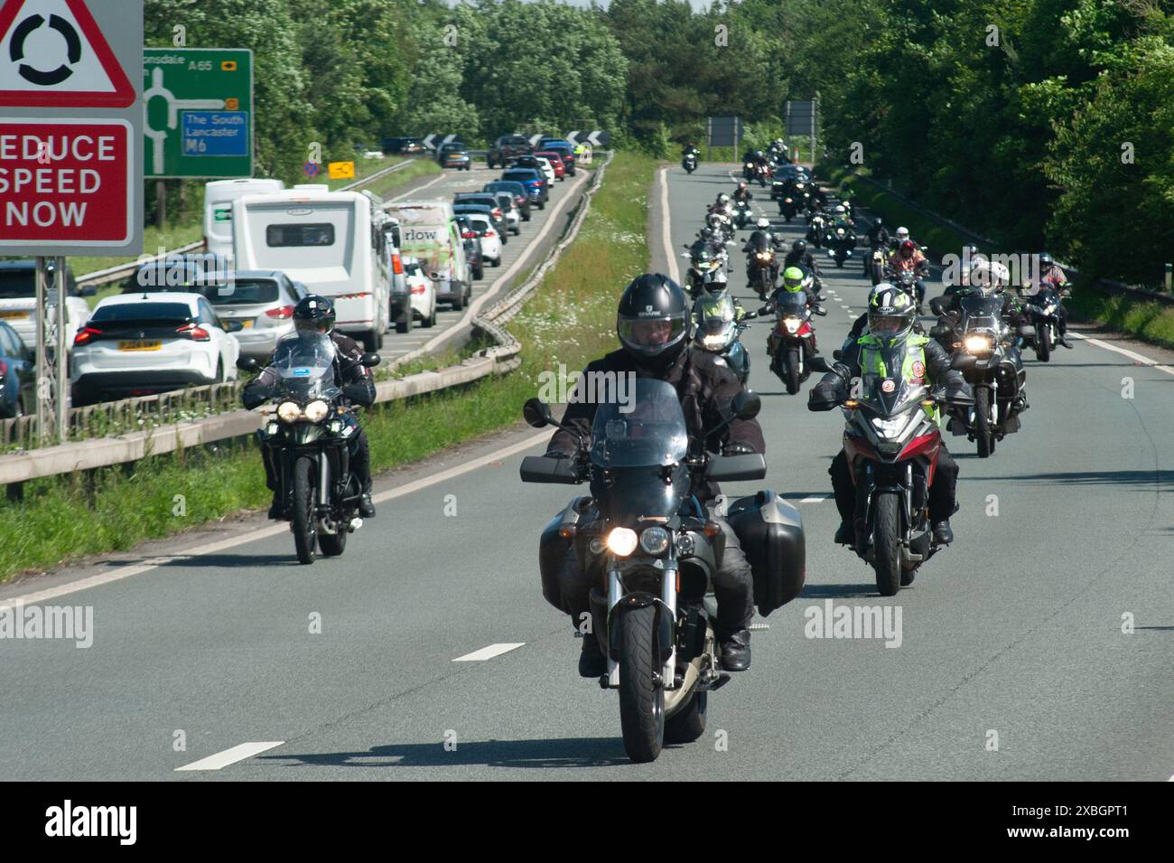 Motorräder im Konvoi auf der Gedenkfahrt für den Hairy Biker Dave Myers im Juni 2024. Stockfoto