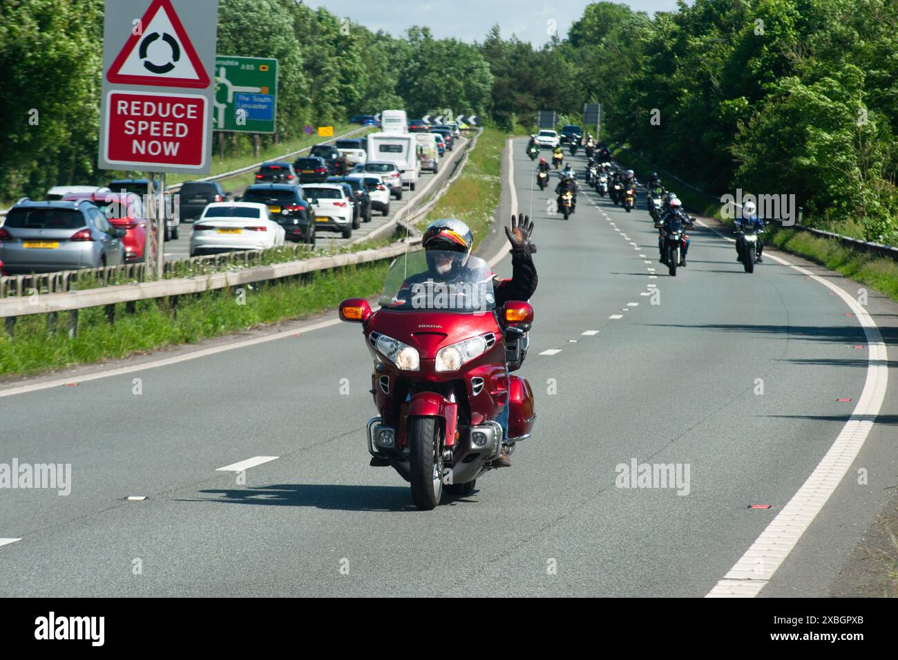 Motorräder im Konvoi auf der Gedenkfahrt für den Hairy Biker Dave Myers im Juni 2024. Stockfoto