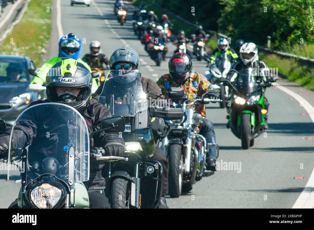 Motorräder im Konvoi auf der Gedenkfahrt für den Hairy Biker Dave Myers im Juni 2024. Stockfoto