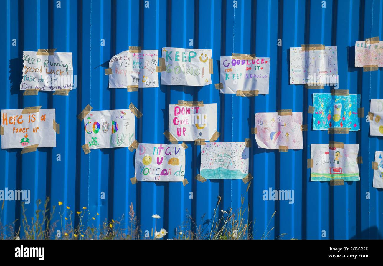 Die motivierenden handgemalten Kinderplakate auf einer blauen Wand Stockfoto