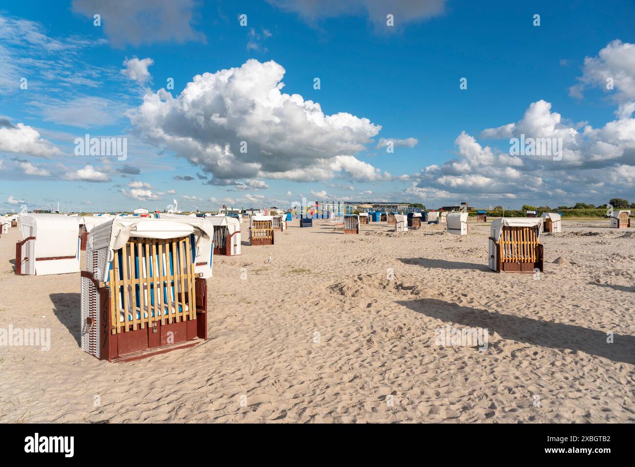 Geographie / Reise, Deutschland, Niedersachsen, Strand mit überdachten Korbliegen, Harlesiel, ADDITIONAL-RIGHTS-CLEARANCE-INFO-NOT-AVAILABLE Stockfoto