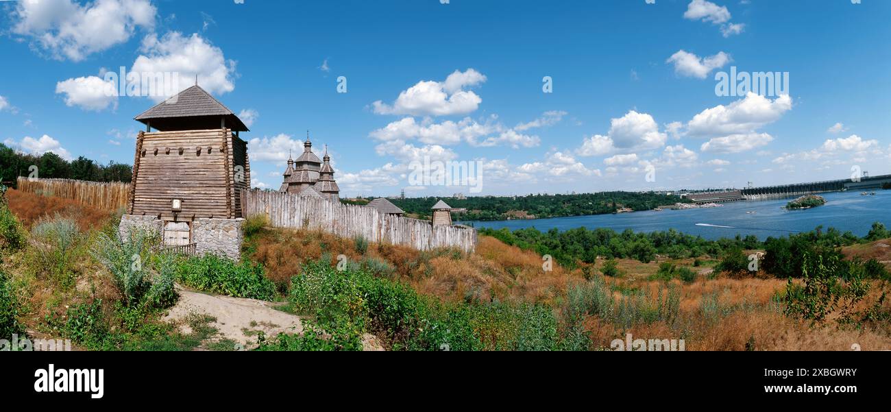 Blick von der Insel Chortitsa zum Wasserkraftwerk Dnieper. Khortitsa National Reserve. Zaporozhye. Ukraine Stockfoto