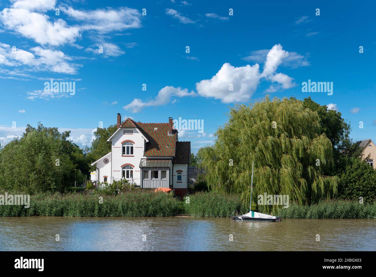 Geographie / Reise, Deutschland, Niedersachsen, Landschaft mit Wohnhaus an der Oste, Ost, ADDITIONAL-RIGHTS-CLEARANCE-INFO-NOT-AVAILABLE Stockfoto