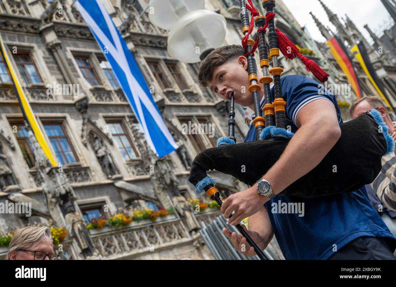 München, Deutschland. Juni 2024. Ein schottischer Fan spielt im Stadtzentrum Dudelsack. Am 14. Juni 2024 findet das Eröffnungsspiel der Fußball-Europameisterschaft in der Münchner Fußball-Arena statt. Die Fußball-Europameisterschaft findet vom 14. Juni bis zum 14. Juli statt. Quelle: Peter Kneffel/dpa/Alamy Live News Stockfoto