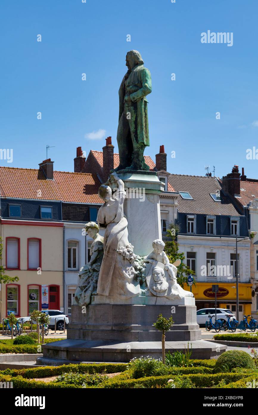 Calais, Frankreich - 22. Juni 2020: Das Jacquard-Denkmal, geschaffen von Marius Roussel, wurde 1910 vor dem Grand Théâtre eingeweiht. Stockfoto