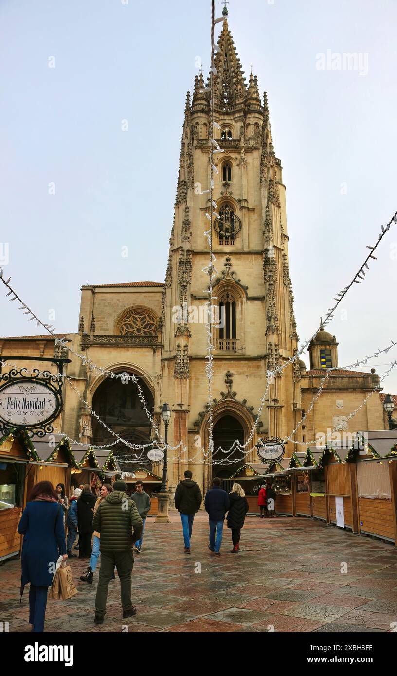 Menschen auf dem Weihnachtsmarkt vor der Kathedrale des Heiligen Erlösers an einem nassen Januartag Oviedo Asturias Spanien Stockfoto