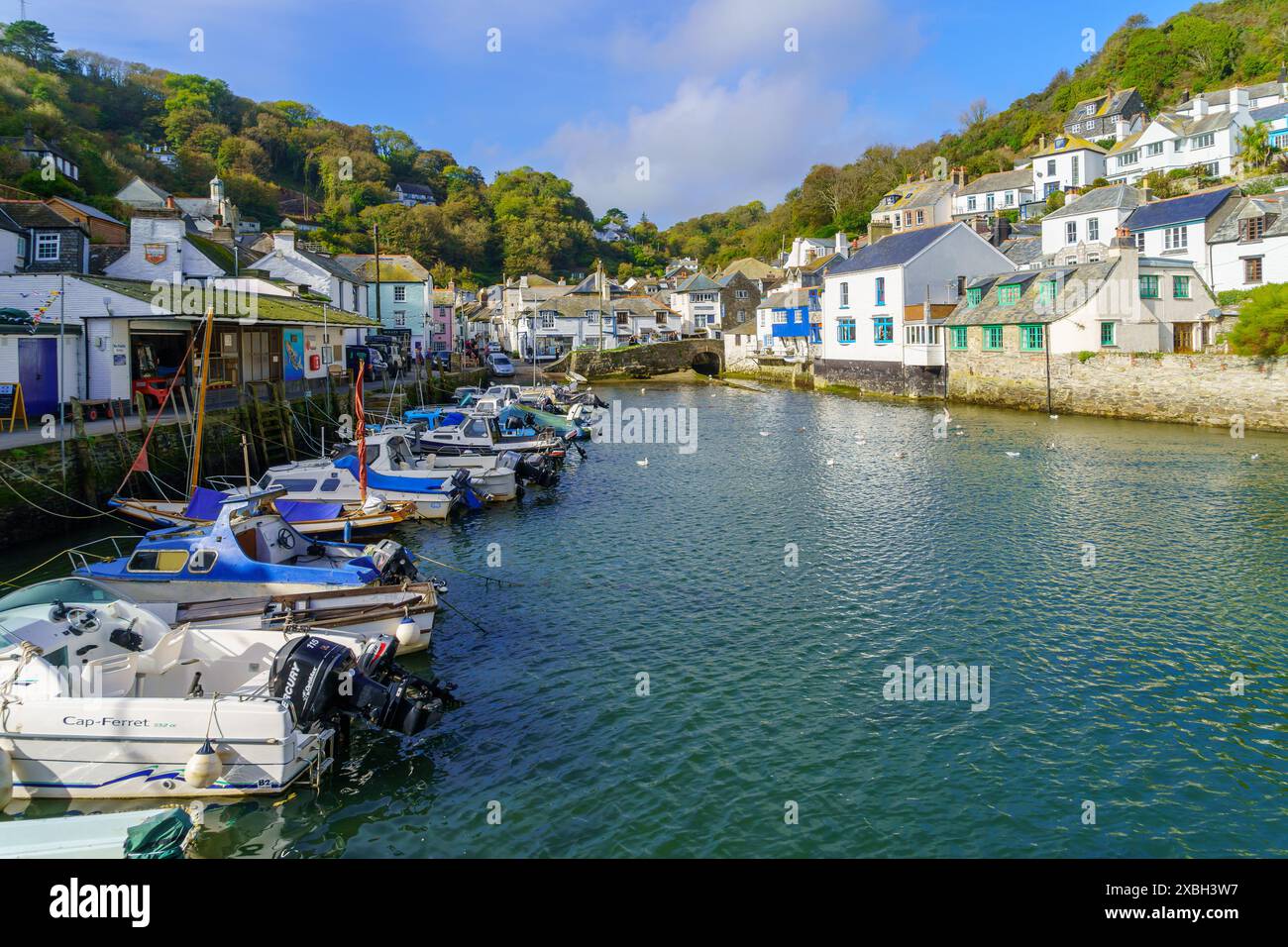 Polperro, Vereinigtes Königreich - 16. Oktober 2022: Blick auf den Fischereihafen des Dorfes Polperro in Cornwall, England, Vereinigtes Königreich Stockfoto