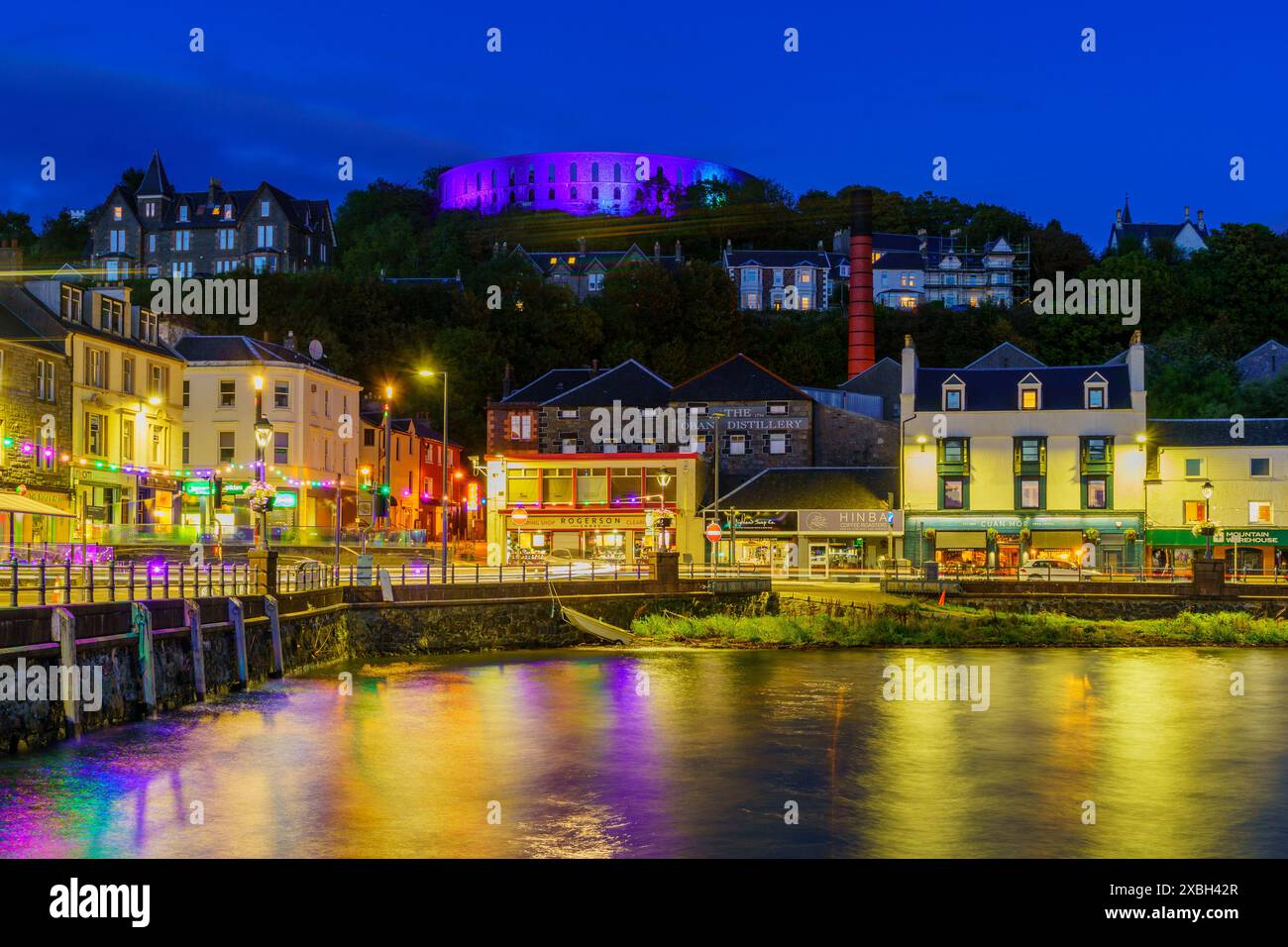 Oban, Vereinigtes Königreich - 27. September 2022: Abendlicher Blick auf die Stadt Oban, Argyll und Bute, Schottland, Vereinigtes Königreich Stockfoto