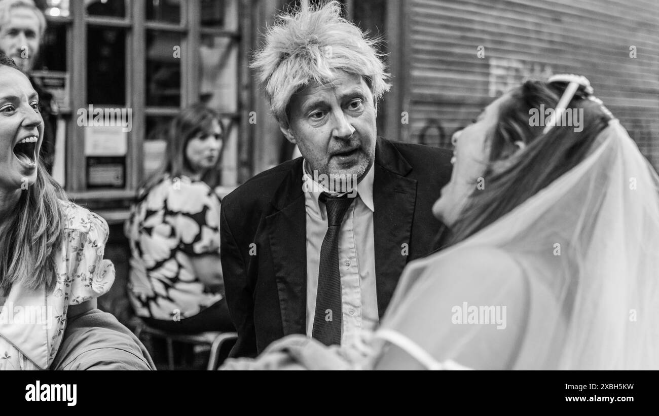 Ein Boris-Johnson-ähnliches behauptet, eine Braut in Soho, London. Stockfoto