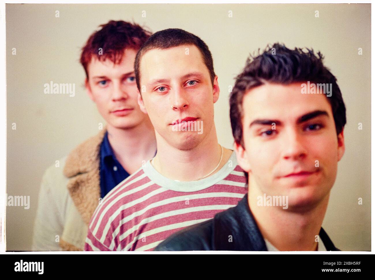 STEREOPHONICS, BACKSTAGE PORTRAIT, VERY YOUNG, 1997: Die Stereophonics Original Line-Band auf einem St David's Day Mini-Festival an der Coal Exchange in Cardiff Bay, Wales, Großbritannien am 1. März 1997. Foto: Rob Watkins. INFO: Stereophonics, eine walisische Rockband, entstand in den 1990er Jahren als prominente Persönlichkeiten im britischen Rock. Mit Kelly Jones' rasenden Vocals und Hits wie Dakota erzielten sie kommerziellen Erfolg. Ihre Diskografie spiegelt eine vielfältige Mischung von Rockgenres wider und zeigt ihren dauerhaften Reiz. Stockfoto