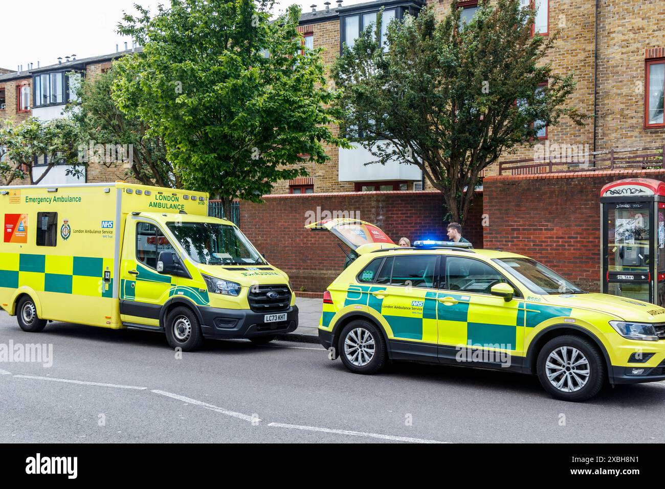 Krankenwagen reagieren auf einen Vorfall in der Junction Road, North London, Großbritannien Stockfoto