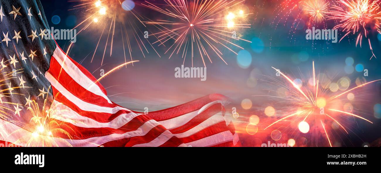 Unabhängigkeitstag – Usa-Flagge Und Feuerwerk Bei Nacht – Abstrakte Lichteffekte Von Bokeh Stockfoto