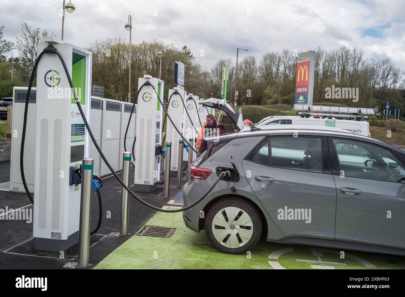 Elektrofahrzeuge laden an der Autobahnstation Annandale an der A74 (M) bei Lockerbie Scotland auf Stockfoto
