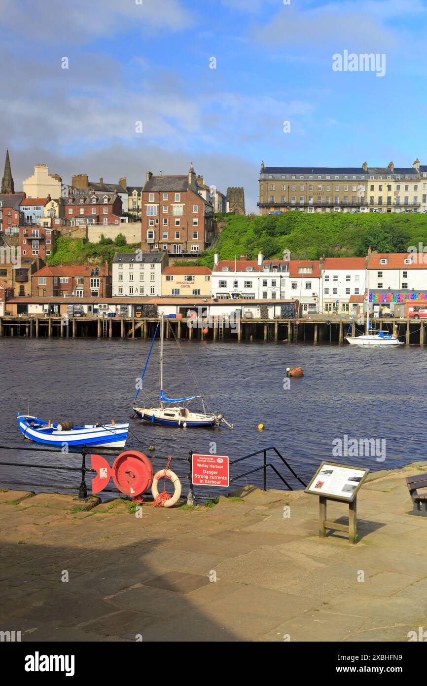 Blick auf Whitby und West Cliff vom Tate Hill Pier, Whitby, North Yorkshire, England, Großbritannien. Stockfoto