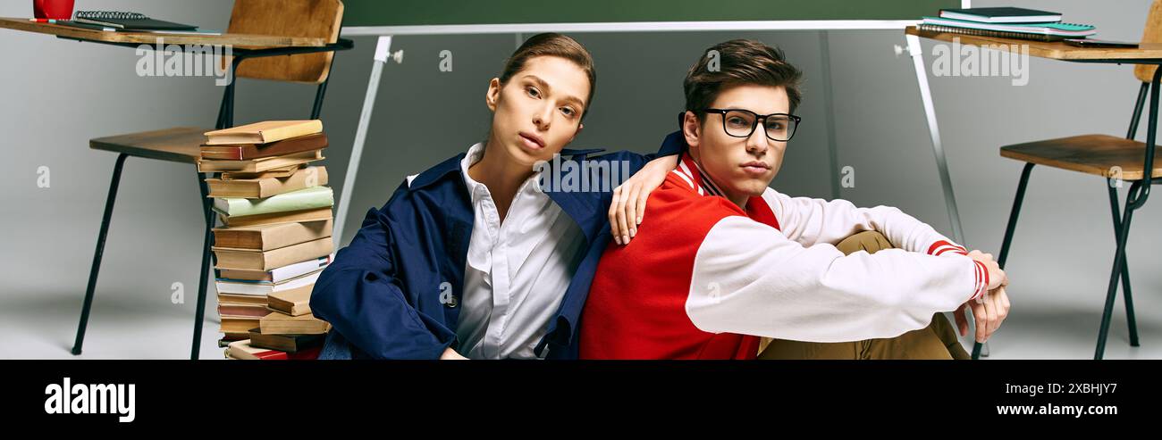 Zwei Teilnehmer, die an einem eleganten Schreibtisch produktiv diskutieren. Stockfoto