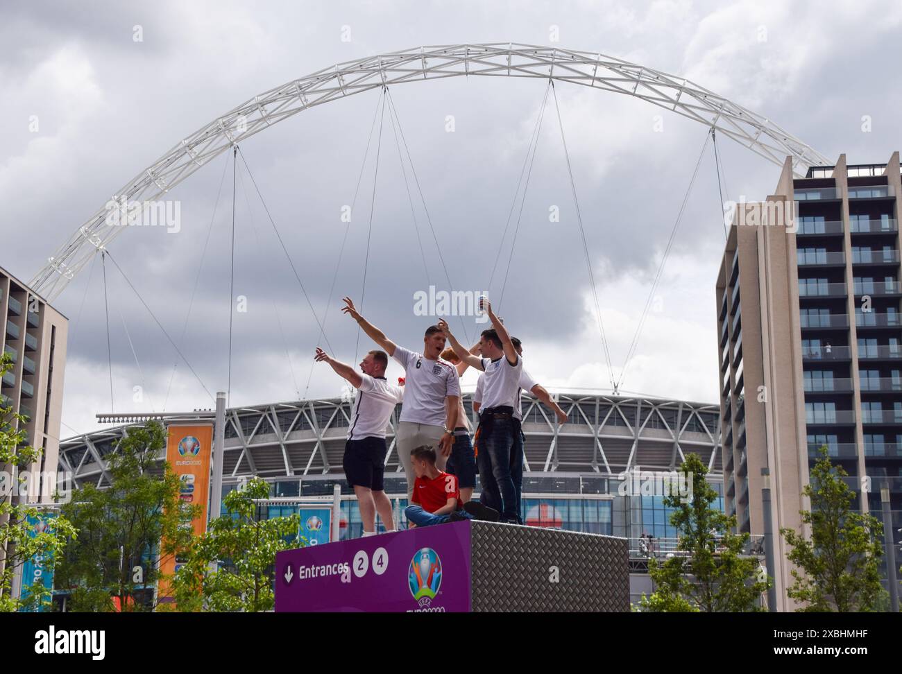 London, Vereinigtes Königreich. Juli 2021. Fußballfans aus England treffen sich vor dem Wembley Stadium vor dem Finale der EM 2020 England gegen Italien. Quelle: Vuk Valcic/Alamy Stockfoto