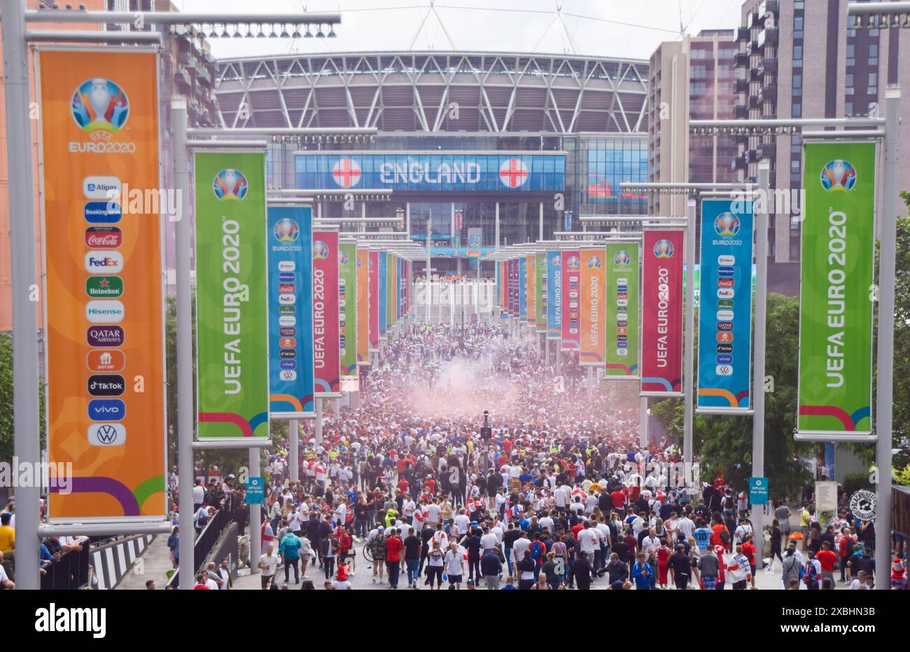 London, Vereinigtes Königreich. Juli 2021. Fußballfans aus England treffen sich vor dem Wembley Stadium vor dem Finale der EM 2020 England gegen Italien. Quelle: Vuk Valcic/Alamy Stockfoto